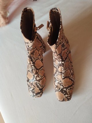 Botines piel serpiente beige y marrón