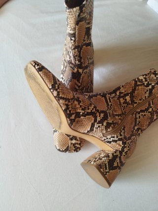 Botines piel serpiente beige y marrón