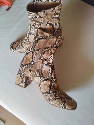 Botines piel serpiente beige y marrón