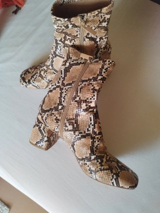 Botines piel serpiente beige y marrón