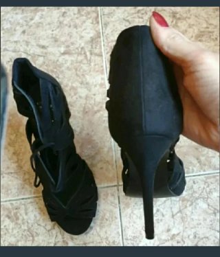 Tacones negros de tiras