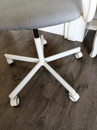 Silla de escritorio gris y blanca