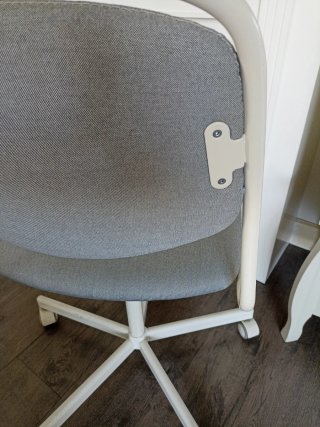 Silla de escritorio gris y blanca