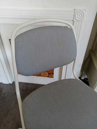 Silla de escritorio gris y blanca
