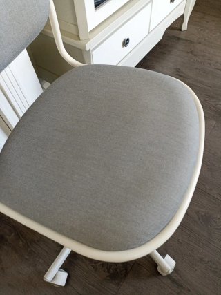 Silla de escritorio gris y blanca