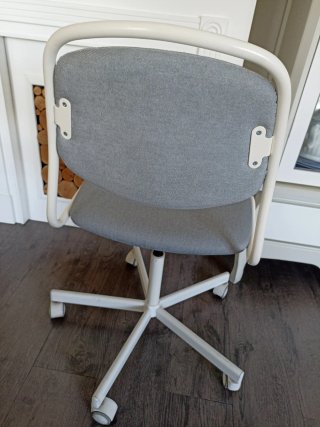 Silla de escritorio gris y blanca