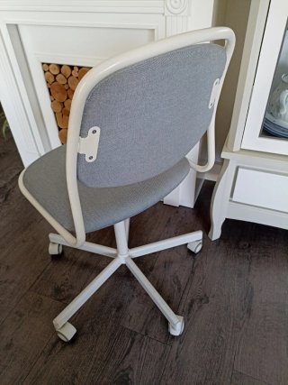 Silla de escritorio gris y blanca