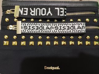 Bolso de mano Desigual negro y dorado