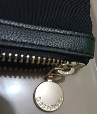 Bolso de mano Desigual negro y dorado