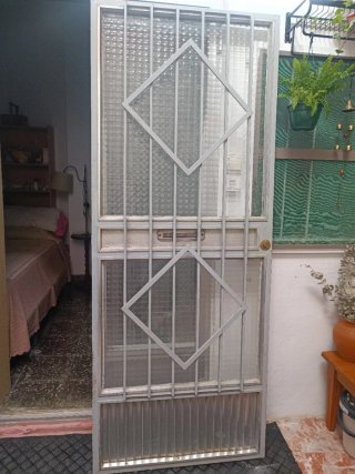 PUERTA DE ENTRADA CON CRISTAL (SIN MARCO)
