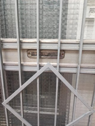 PUERTA DE ENTRADA CON CRISTAL (SIN MARCO)