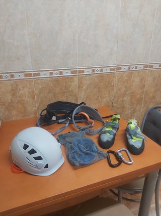 Pack Escalada: Casco, Arnes, Pies de Gato, cuerda
