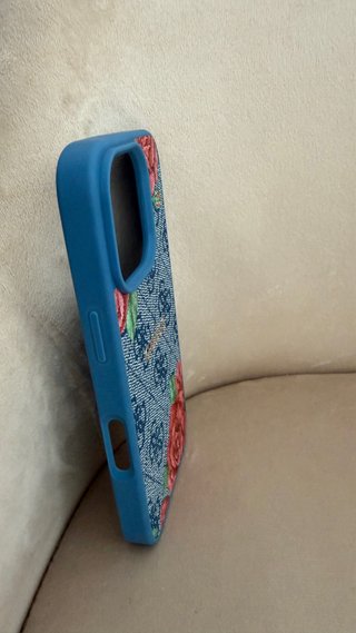 Funda guess iphone 16 Pro azul con rosas