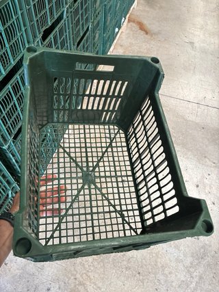 Cajas de plástico verdes apilables