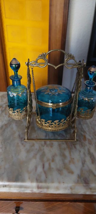 Coppia di bottiglie e scatola in cristallo per profumo ~190