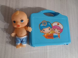 Muñeco bebé con maletín médico