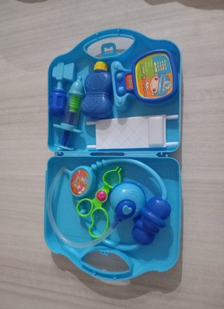 Muñeco bebé con maletín médico