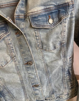 Chaqueta vaquera Bershka azul ajustada