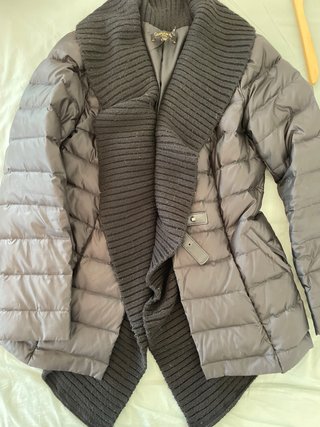 Chaqueta plumas negra con cuello tejido