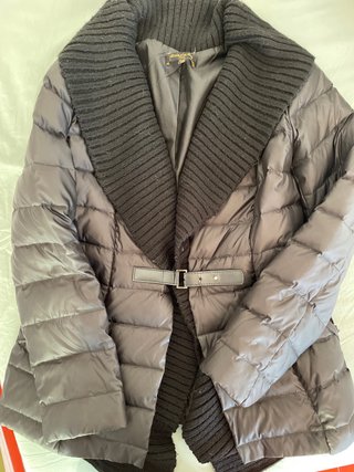 Chaqueta plumas negra con cuello tejido