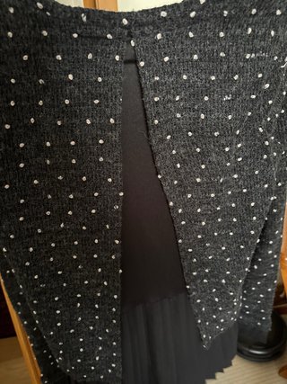 Jersey gris con lunares y camisa negra