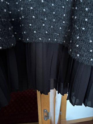 Jersey gris con lunares y camisa negra