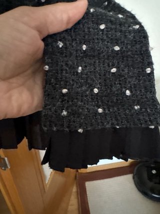 Jersey gris con lunares y camisa negra