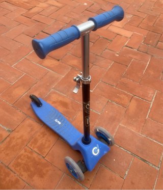 Patinete azul infantil con 3 ruedas