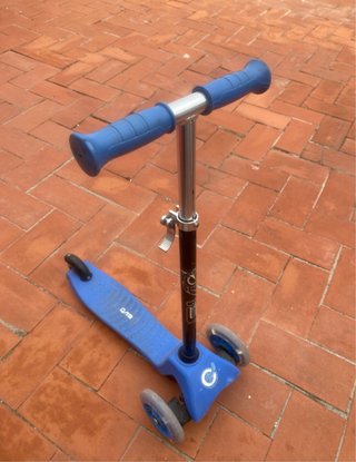 Patinete azul infantil con 3 ruedas