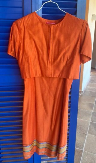 Vestido midi de fiesta naranja con chaqueta bolero
