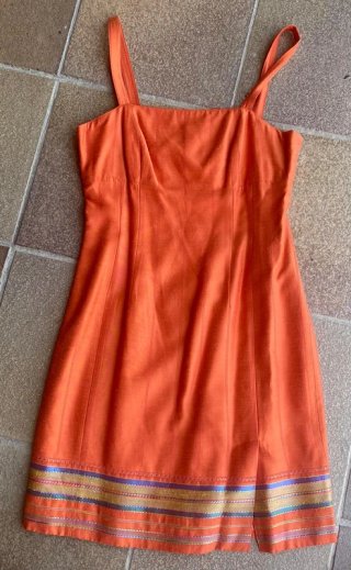 Vestido midi de fiesta naranja con chaqueta bolero