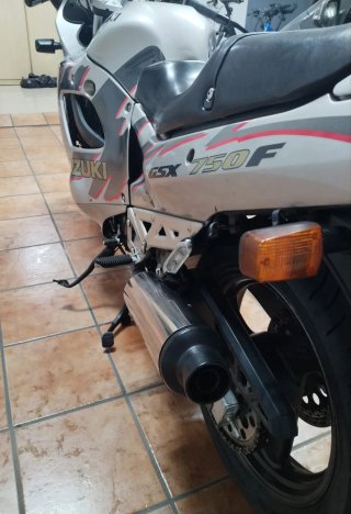 Suzuki GSX750F Plata y Rojo