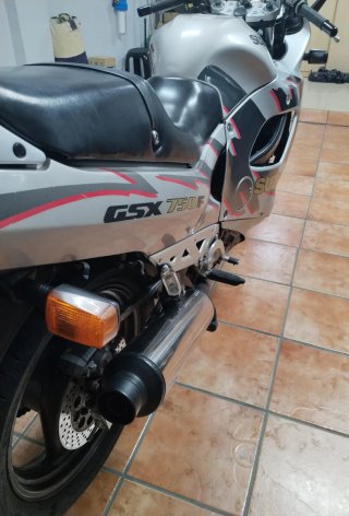 Suzuki GSX750F Plata y Rojo