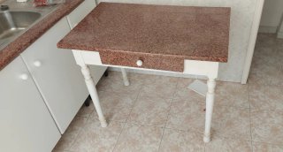 Mesa de cocina con cajón y patas blancas