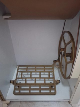 Máquina de coser Alfa antigua con mueble