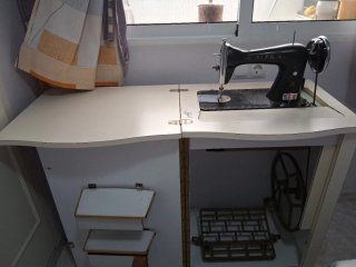 Máquina de coser Alfa antigua con mueble