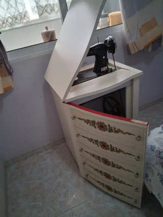 Máquina de coser Alfa antigua con mueble