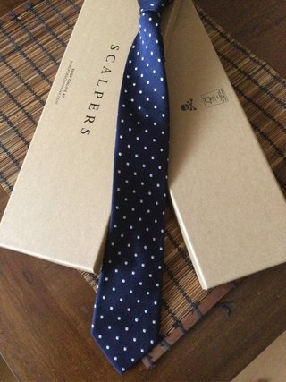 Corbata Scalpers azul con lunares blancos