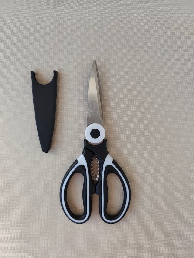 Tijeras de cocina multifunción con funda – Nueva