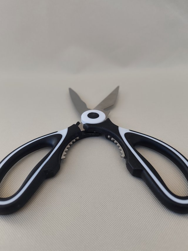 Tijeras de cocina multifunción con funda – Nueva