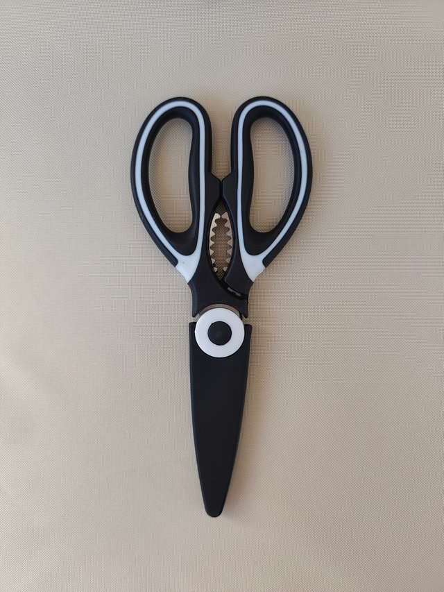 Tijeras de cocina multifunción con funda – Nueva