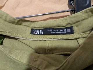 Falda larga Zara verde con botones