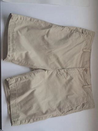 Bermudas niño color beige. Marca Coconut.
