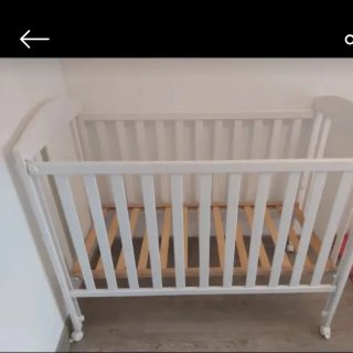 Cuna de bebé blanca con colchón y protector