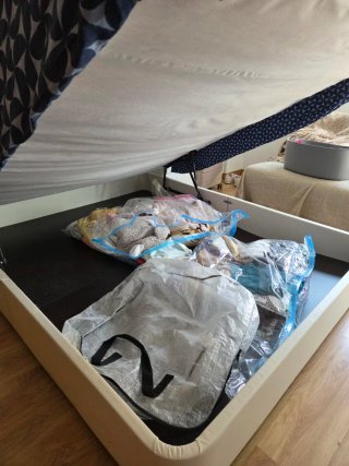 Cama abatible Kvisoy Ikea. Muy espacioso.