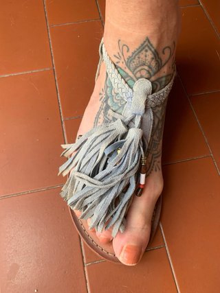 Sandali infradito NUOVO con frange e intrecci