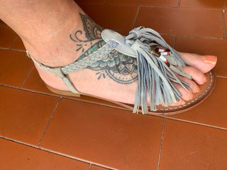 Sandali infradito NUOVO con frange e intrecci