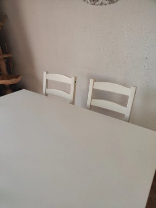Mesa de comedor blanca con 4 sillas