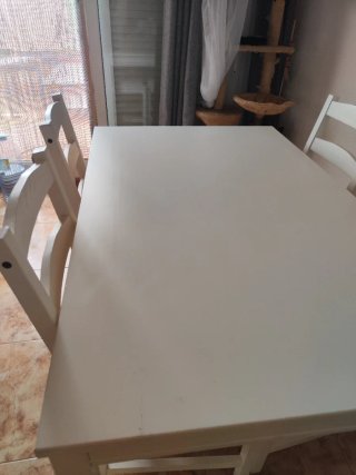 Mesa de comedor blanca con 4 sillas