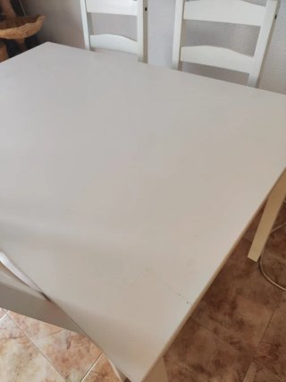 Mesa de comedor blanca con 4 sillas